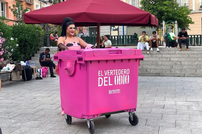 La drag Estrella Xtravaganza durante performance. En el centro de la madrileña plaza de Zerolo un contenedor de basura pintado de un vibrante color rosa con el lema de la iniciativa 'El Vertedero del Odio', que invita a las personas LGTBI+ a "denunciar y deshacerse de todo lo que les duele" en este vertedero simbólico