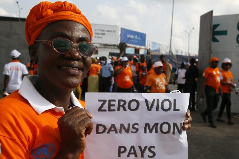 mujer cartel "zero viol dans mon pays" violaciones cero en mi pais Costa de Marfil