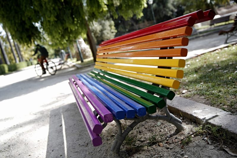 Banco pintado colores lgtbi