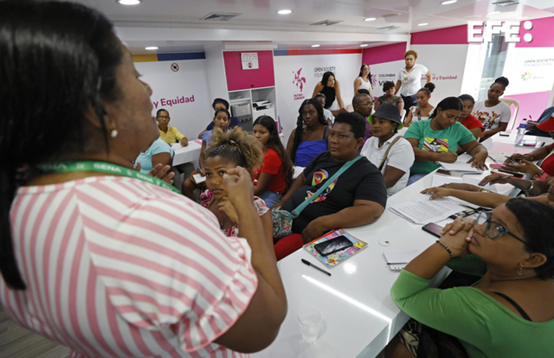 colombia mujeres cuidados sala espera