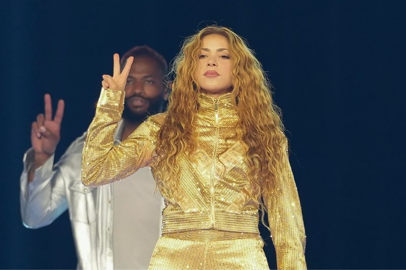 shakira outfit dorado señal victoria