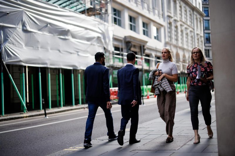 dos mujeres de frente dos hombres de espalada city london