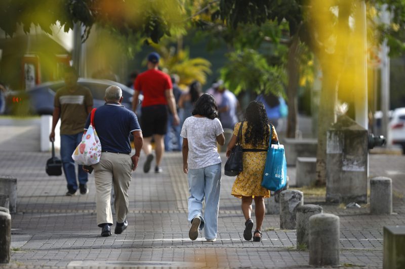 mujeres caminan panama