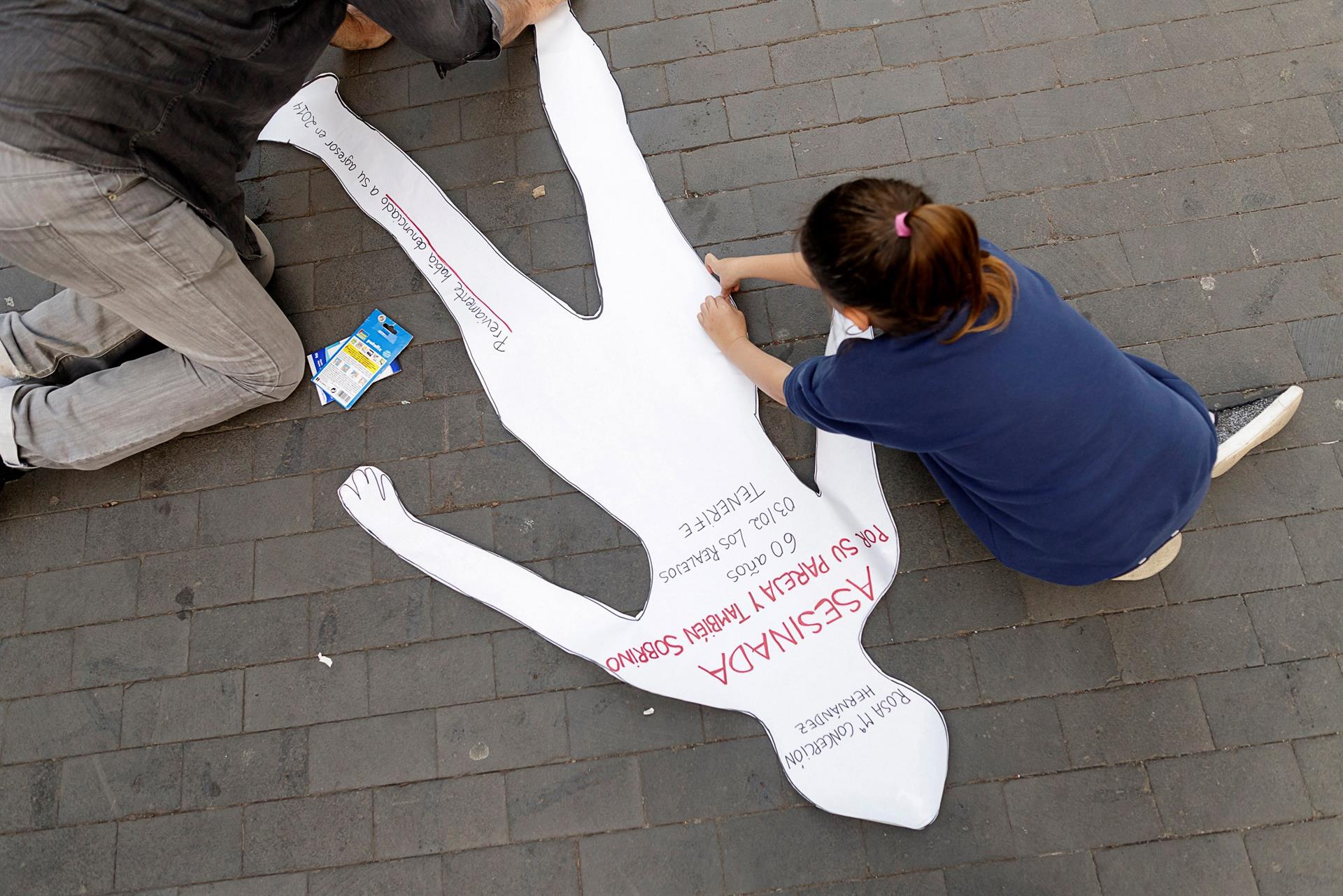 niña protesta mujeres asesinadas y niño canarias 2019