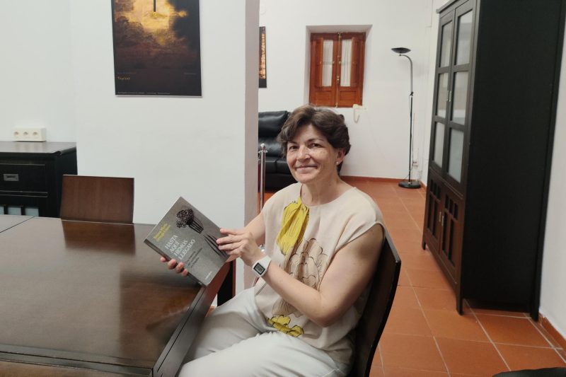 Teresa Ortega Lopez sentada con su libro