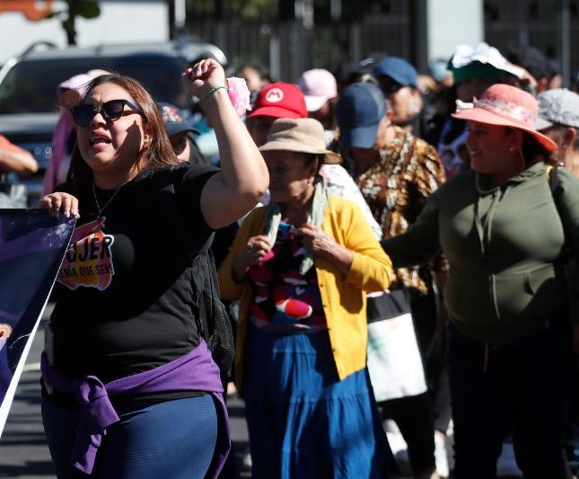 mujeres alza puño manifestacion concentración