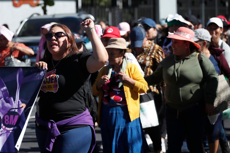 mujeres alza puño manifestacion concentración