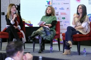 La directora regional de ONU Mujeres para las Américas y el Caribe, Bibiana Aído (i), habla junto a las periodistas colombianas Jineth Bedoya (c) y Claudia Palacios durante el panel Acoso Sexual en las Redacciones durante la Asamblea de la Sociedad Interamericana de Prensa (SIP), en Bogotá (Colombia). 