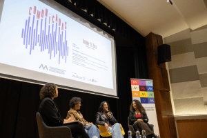 grupo de mujeres periodistas en el panel del evento.