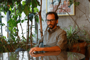 El director Alejandro de Icaza posa durante una entrevista con EFE, en Ciudad de México (México).